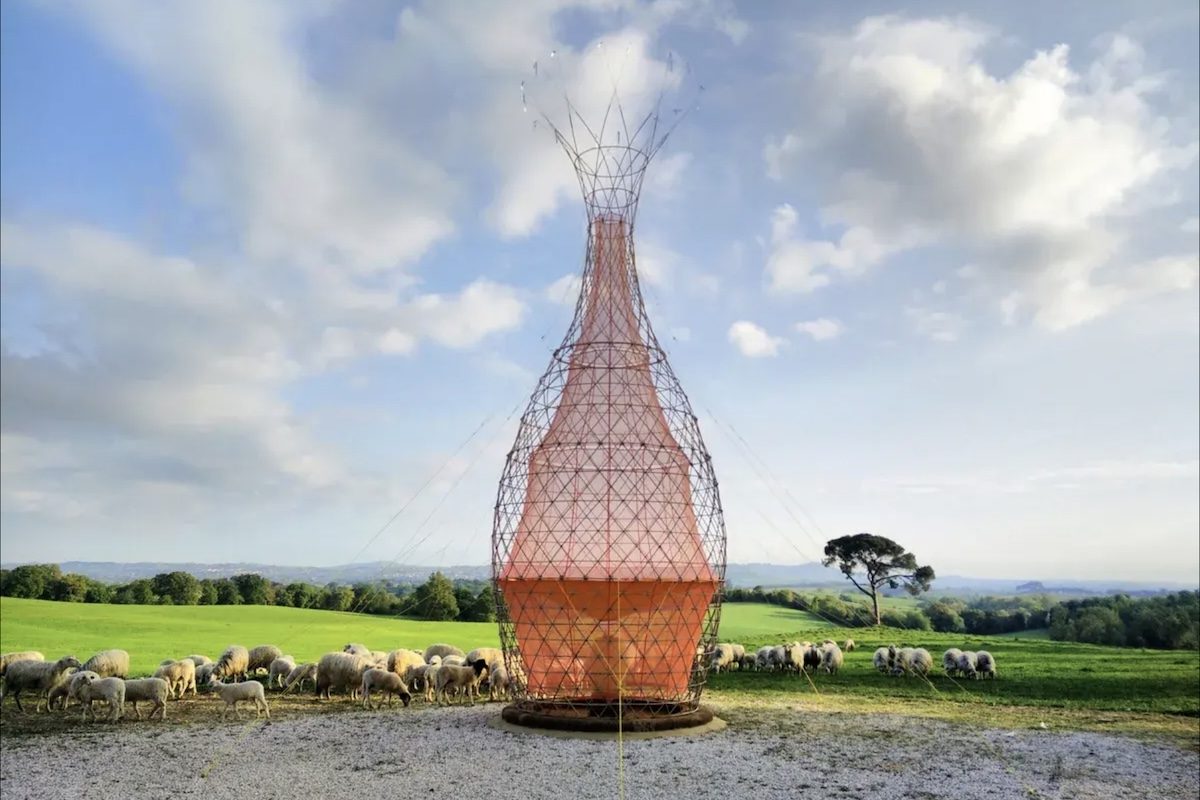 Torre de bambu criada por arquiteto italiano transforma umidade do ar em até 100 litros de água potável por dia – Divulgação