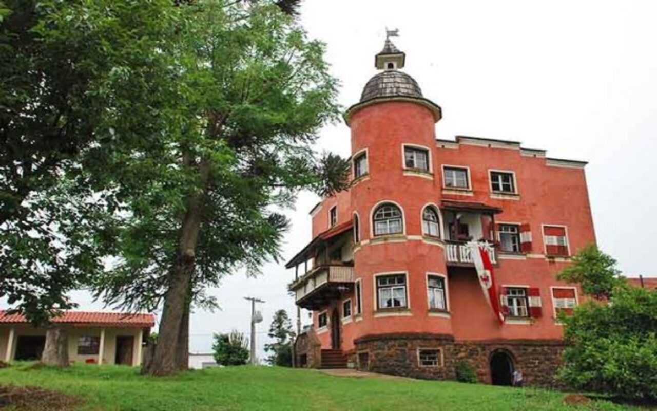 A história de Treze Tílias remonta a 1933, ano em que Andreas Thaler, que foi ministro da Agricultura da Áustria, estabeleceu uma colônia na região acompanhado de imigrantes que fugiam da crise econômica do período entre as duas guerras mundiais, com o fim do Império Austro-Húngaro.
