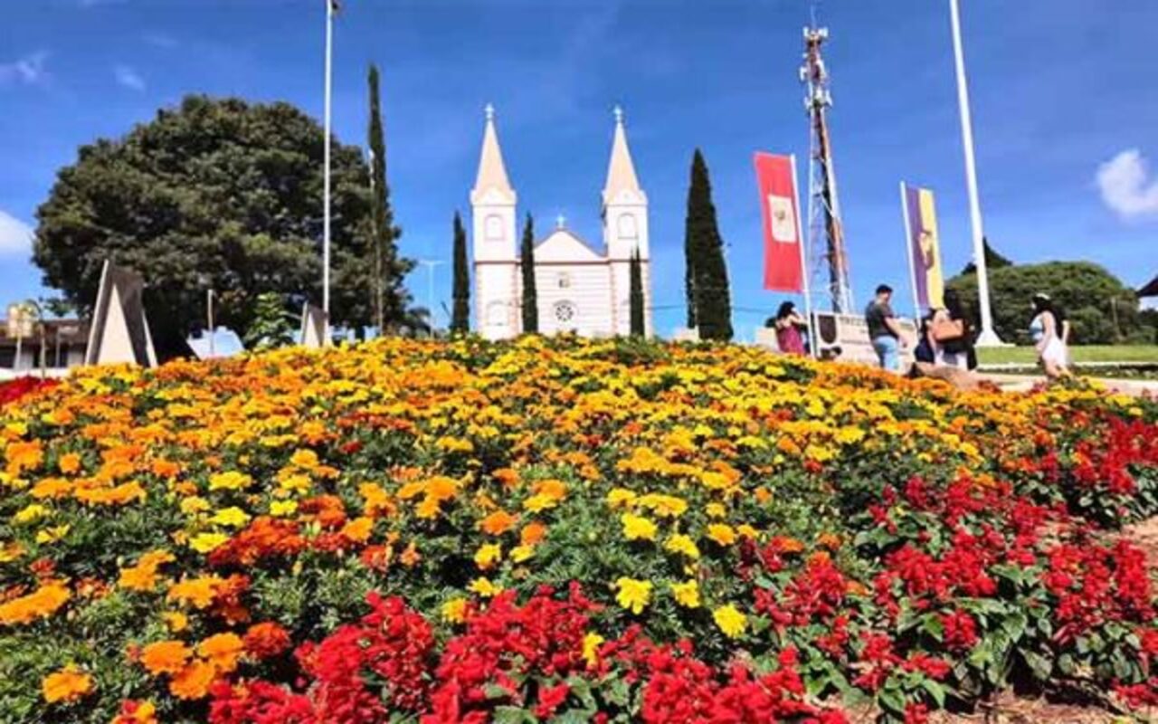 A colônia foi batizada pelo grupo de imigrantes originários da região do Tirol com o nome alemão de Dreizenhnlinden (Treze Tílias, em português), inspirado em um poema épico de Wilhelm Weber. 

