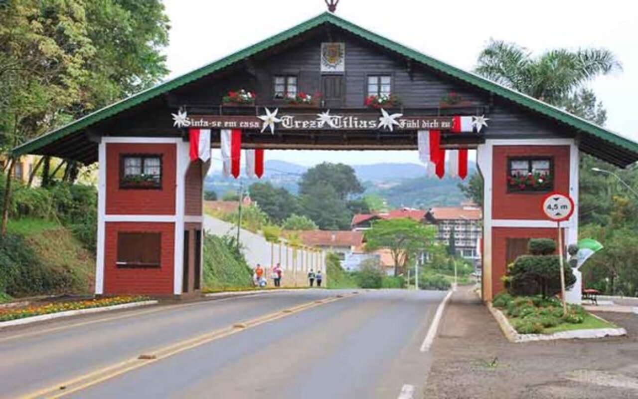 Situada na região turística do Vale do Contestado, no interior de Santa Catarina, a cidade de Treze Tílias é um destino fortemente marcado pela herança cultural austríaca. Fundada por imigrantes vindos da Áustria, a cidade preserva costumes, arquitetura e tradições que remetem ao país europeu. Essa identidade singular pode ser percebida tanto nas construções quanto nas manifestações culturais, tornando o município um dos mais característicos do Brasil nesse aspecto. -  (crédito: Reprodução do Flickr José Roberto Facco)