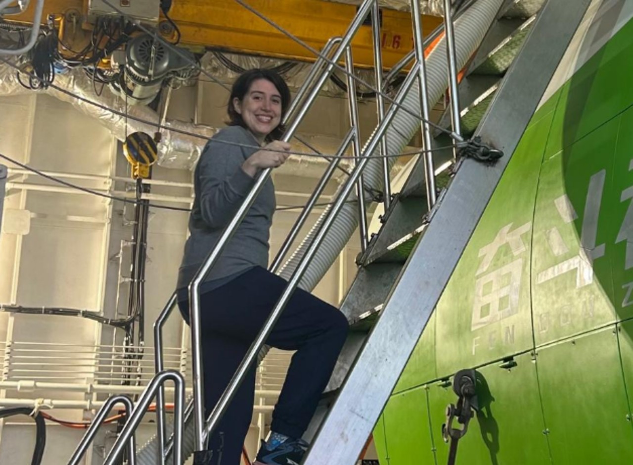 A cientista chilena Valeria Cortés Rivas fez história recentemente ao se tornar a primeira mulher a atingir 7.680 metros de profundidade na Fossa de Atacama. Pesquisadora da Universidade do Chile e do Instituto Milênio de Oceanografia, ela fez parte da expedição binacional entre Chile e China, que marcou um avanço inédito na exploração do oceano profundo. No total, a operação durou mais de dez horas e foi possível fazer observações diretas em um ambiente de escuridão absoluta. A principal missão -  (crédito:  Reprodução X)