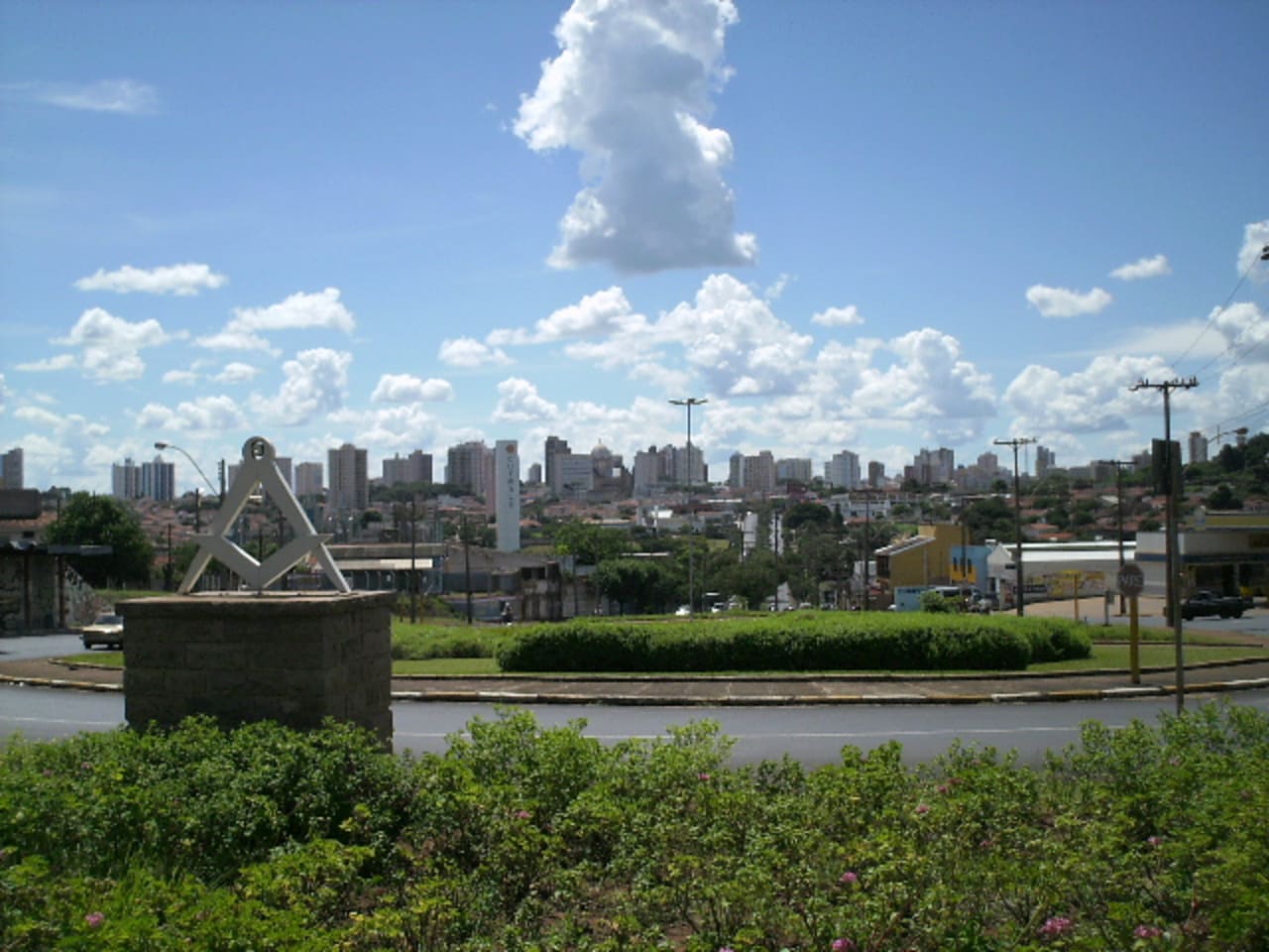 Araraquara é conhecida como Morada do Sol e se destaca pela qualidade de seus serviços públicos. Com ambiente acolhedor e economia diversificada, a cidade é uma opção valorizada para quem busca viver bem no interior.  Além da preservação ambiental como outro ponto forte, o município investe em mobilidade urbana, com ciclovias e transporte público eficiente. 