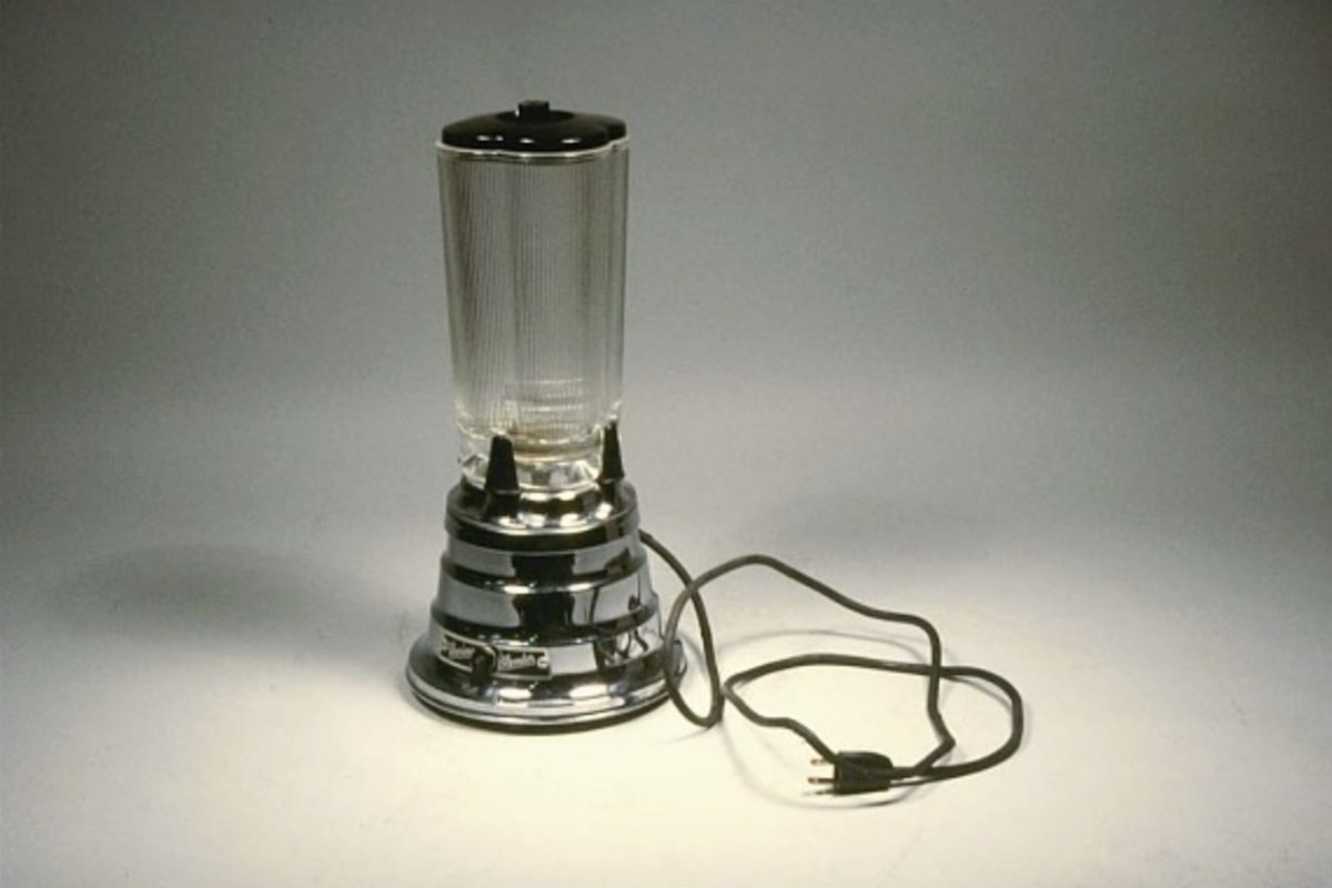 Alguns anos depois, outros inventores aperfeiçoaram a ideia, tornando o aparelho mais eficiente e adequado para diferentes usos. Um dos nomes mais importantes nessa evolução foi Fred Waring, que ajudou a popularizar o equipamento nos Estados Unidos na década de 1930 por meio do famoso Waring Blendor. O aparelho chamou a atenção não apenas de consumidores, mas também de pesquisadores e profissionais da saúde, que o utilizaram para preparar dietas especiais e alimentos processados.