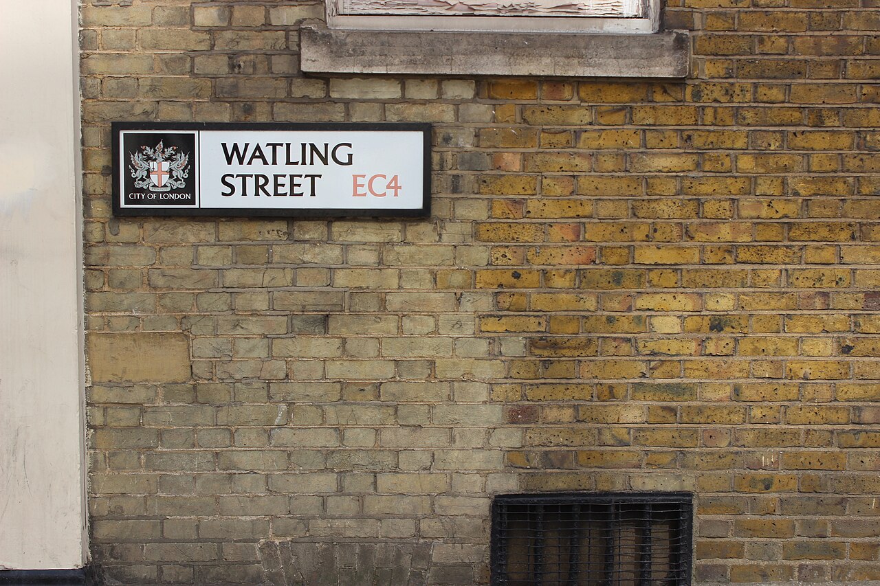 A Watling Street desempenhou papel estratégico na Britânia romana. A rota conectava o porto de Dubris, atual Dover, à cidade de Londinium, hoje Londres, e seguia rumo ao interior da Inglaterra. Por esse corredor transitavam soldados, comerciantes, mensageiros e viajantes, o que transformou a estrada em uma das principais ligações entre a província britânica e outras regiões do império. -  (crédito: Flickr - Maggie Jones)