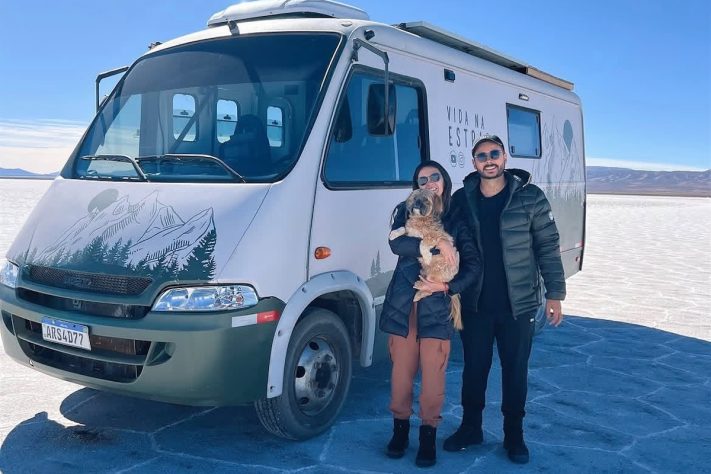 Casal brasileiro compra ônibus escolar de 6,5 m e transforma em casa com isolamento térmico, energia solar e deck – Reprodução @vidanaestradabus