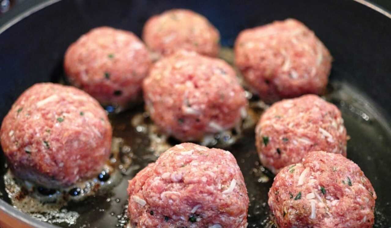 A origem exata das almôndegas é difícil de determinar, já que versões semelhantes surgiram em diferentes regiões ao longo da história. Povos da Europa e da Ásia desenvolveram receitas próprias, adaptando ingredientes e temperos de acordo com os costumes locais.