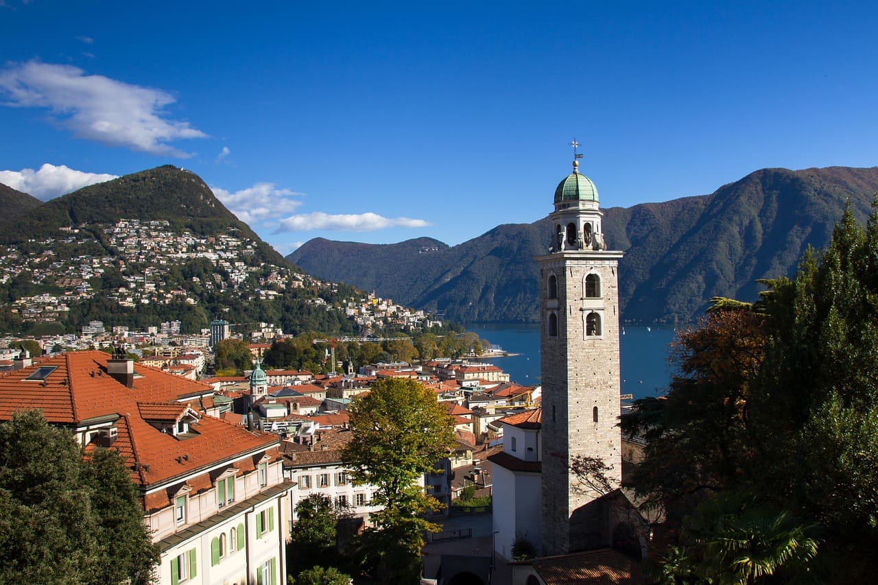 O centro histórico de Lugano reúne ruas estreitas, praças acolhedoras e edifícios que revelam séculos de história. A arquitetura mistura influências italianas e suíças, criando uma identidade única. É um espaço que conecta passado e presente, atraindo visitantes para compras, gastronomia e cultura, e preservando tradições que reforçam o caráter singular da cidade, como mercados locais e feiras sazonais.