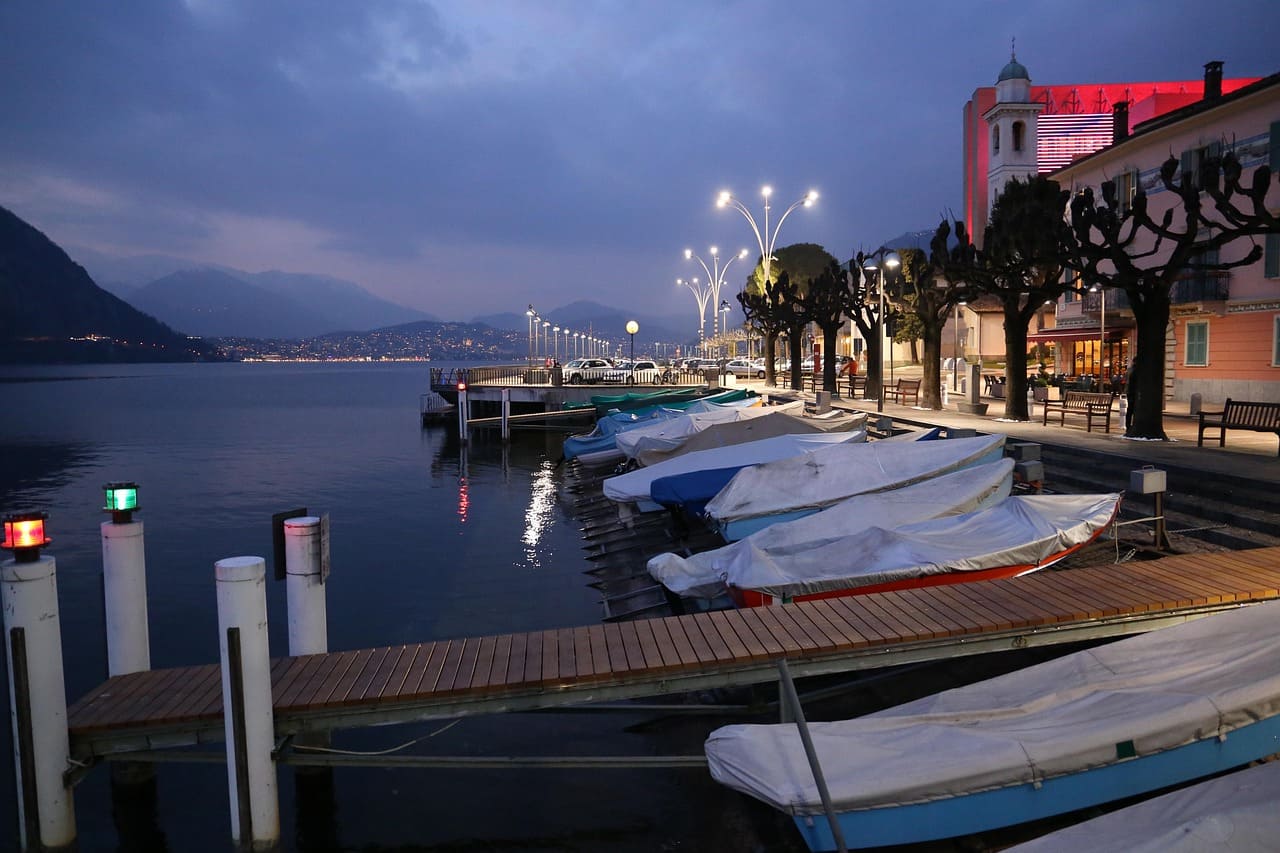 À noite, Lugano revela uma atmosfera sofisticada com bares, restaurantes e eventos culturais. O reflexo das luzes no lago cria um cenário acolhedor e romântico. É o momento ideal para sentir a energia da cidade em contraste com sua serenidade diurna. A vida noturna inclui concertos, exposições e espaços que valorizam a convivência, tornando o período noturno parte essencial da experiência turística.