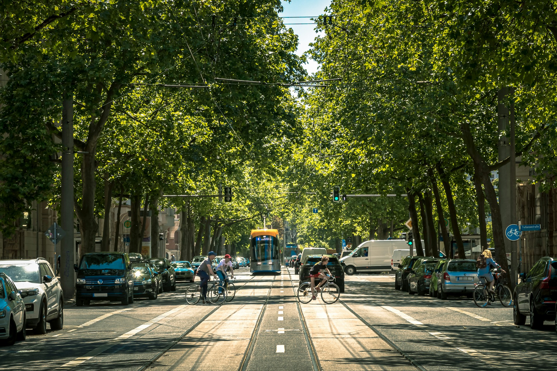 Além disso, parques, canais e áreas verdes oferecem diversas opções de lazer aos moradores. Nos últimos anos, Leipzig registrou um expressivo crescimento populacional, impulsionado pela economia aquecida, pela excelente infraestrutura, pela qualidade de vida e pelo custo de moradia mais acessível do que em cidades alemãs como Berlim, Munique e Hamburgo.
