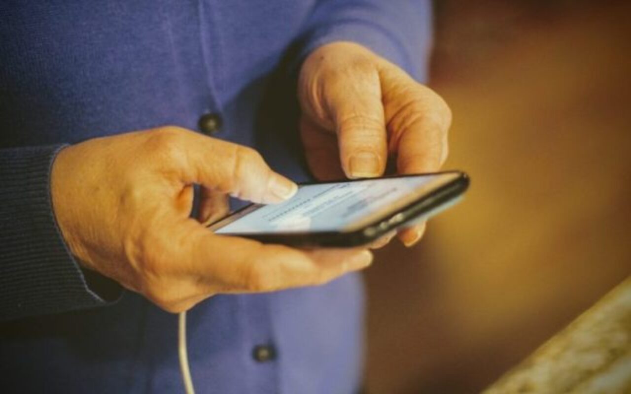 A validação biométrica estava prevista em lei aprovada pelo Congresso Nacional e sancionada pelo presidente Luiz Inácio Lula da Silva no início de 2026. Além disso, o uso da biometria também havia sido recomendado pelo Tribunal de Contas da União (TCU) como forma de dificultar contratações irregulares em nome de aposentados e pensionistas. 
