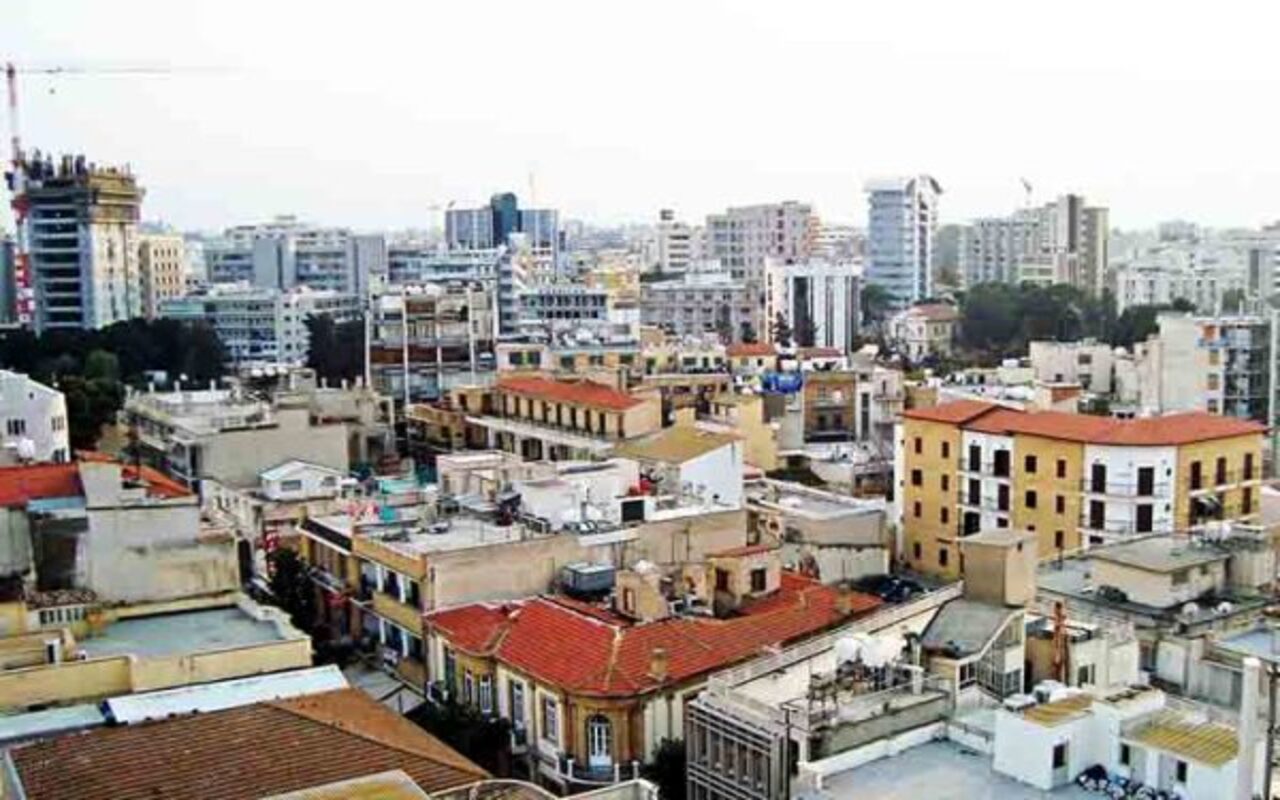 Diferentemente de outras cidades historicamente separadas por conflitos, como a alemã Berlim durante a Guerra Fria, Nicósia não passou por reunificação, mantendo até hoje postos de controle que regulam a travessia entre os dois lados.
