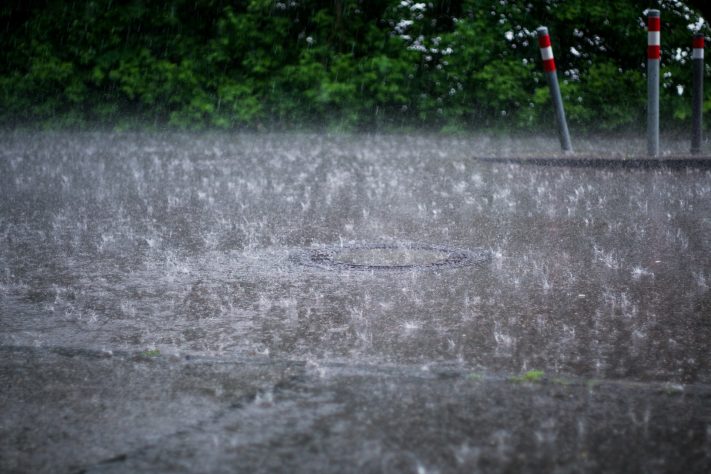 Estrada com chuva - Christian Lue/Unsplash