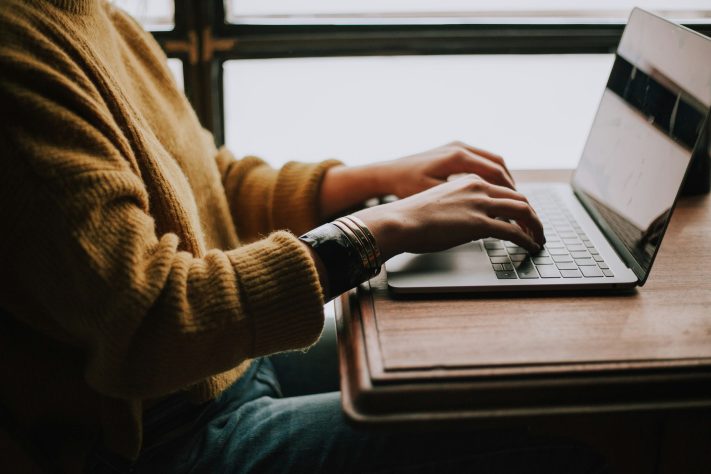 Computador, digitando, notebook – Christin Hume/Unsplash