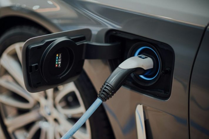 Carro elétrico, foto NEUTRA – CHUTTERSNAP/Unsplash