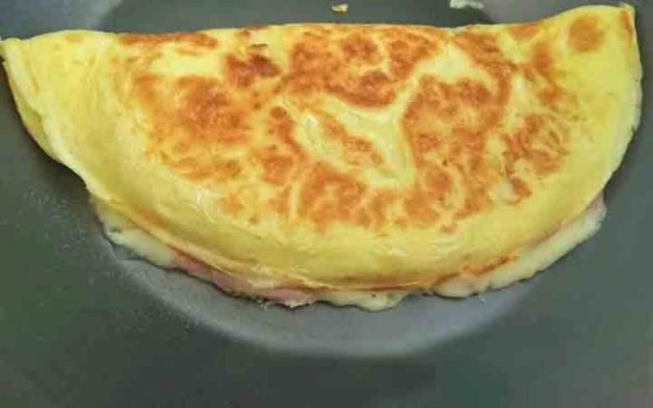 A receita básica é bastante simples e leva poucos ingredientes: um ovo, duas colheres de sopa de goma de tapioca hidratada e uma pitada de sal (opcional).  
