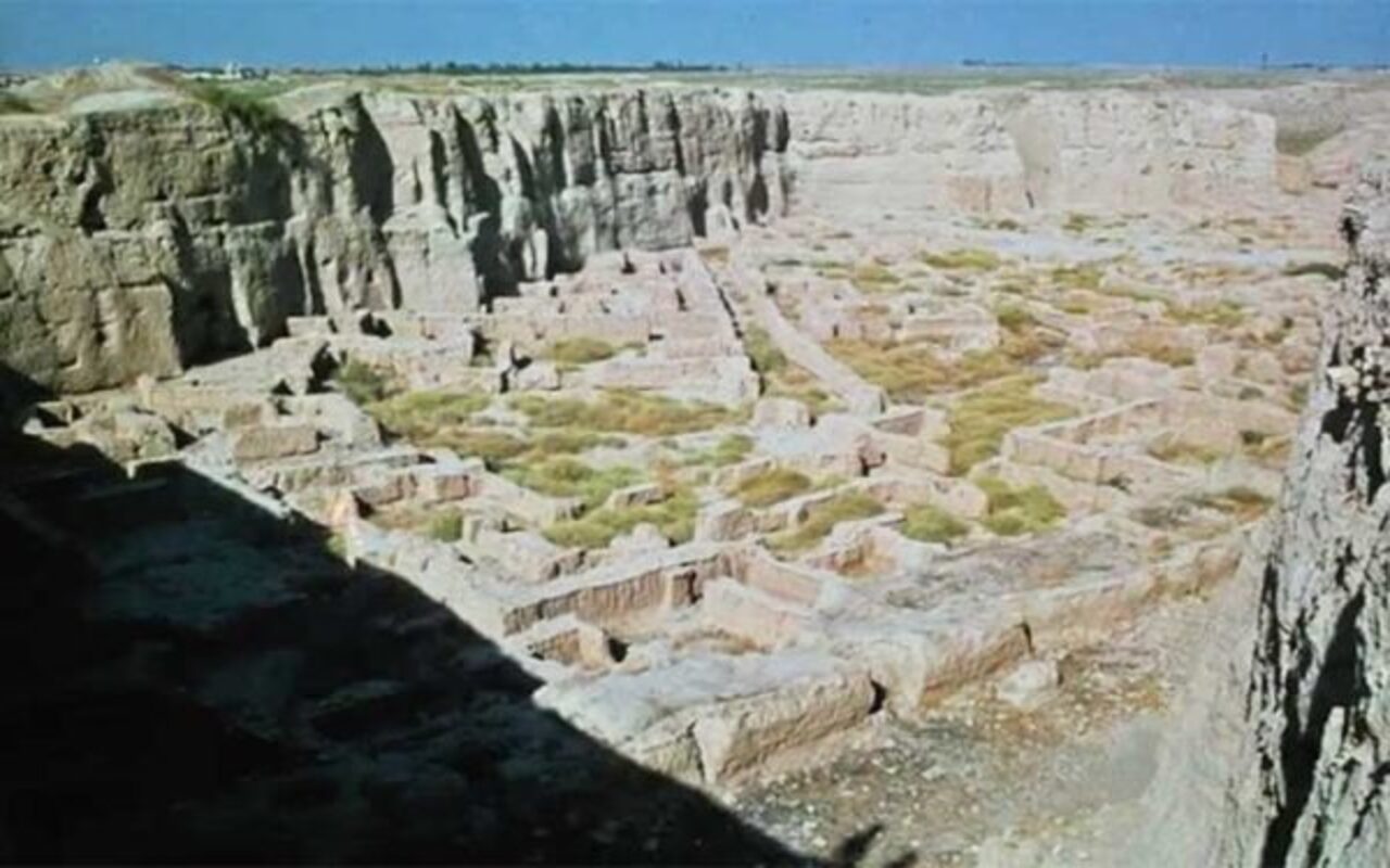 Entre curiosidades culturais, está a importância do Nowruz, o ano-novo persa, celebrado no equinócio da primavera. A festividade tem raízes anteriores ao islamismo e continua sendo comemorada por milhões de pessoas dentro e fora do Irã, simbolizando renovação e continuidade histórica. 