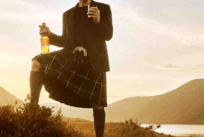Harrison Ford surpreende ao usar kilt em campanha de uísque