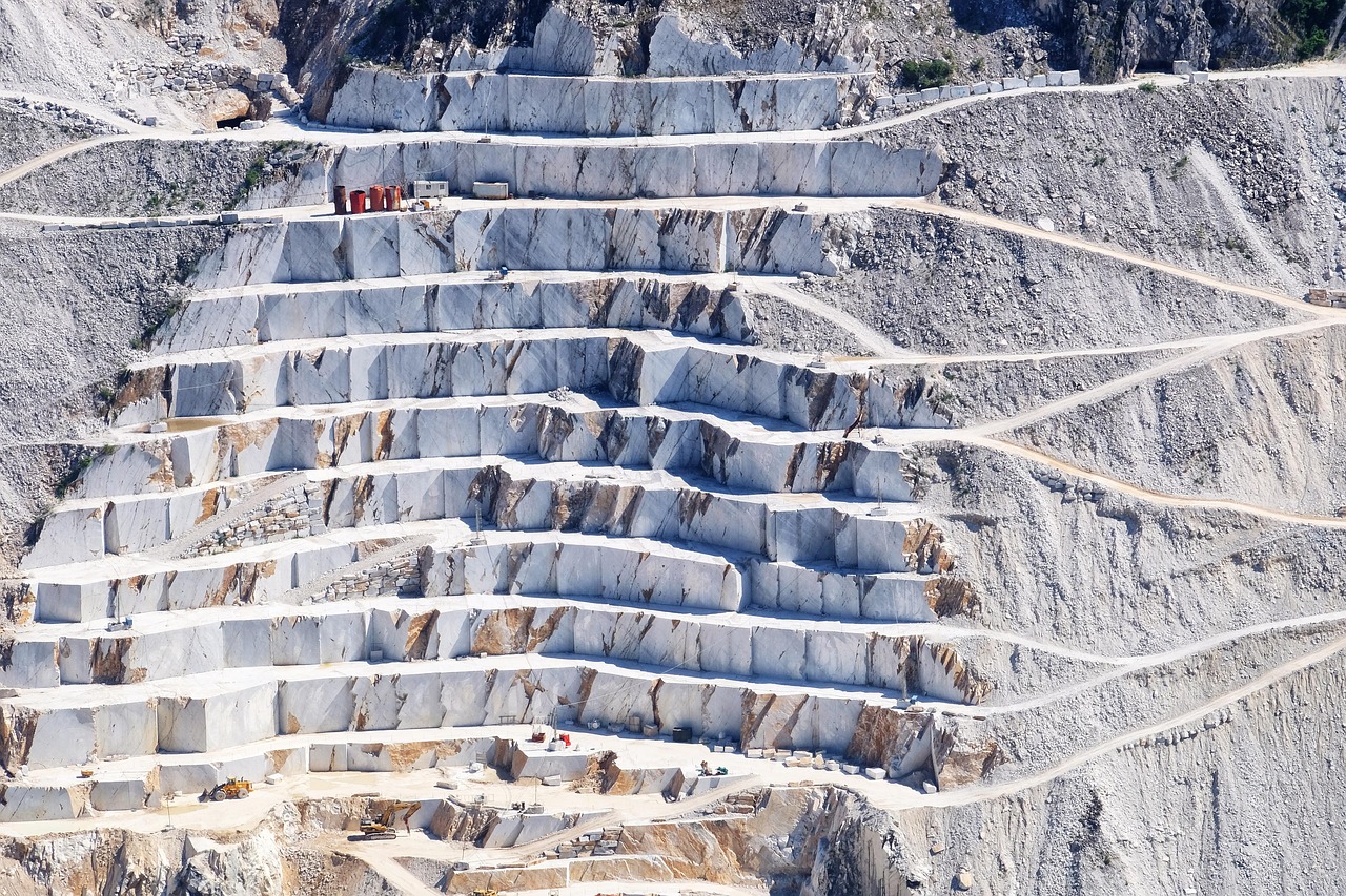 Originado da transformação do calcário sob intensas pressões e temperaturas no interior da Terra, o mármore ganha uma identidade única e fascinante. Os veios característicos e a rica paleta de cores surgem de minerais variados que se fundem durante o processo de metamorfismo natural. Rochas extraídas de diferentes regiões do planeta oferecem padrões exclusivos que tornam cada peça uma obra de arte irrepetível na decoração.
