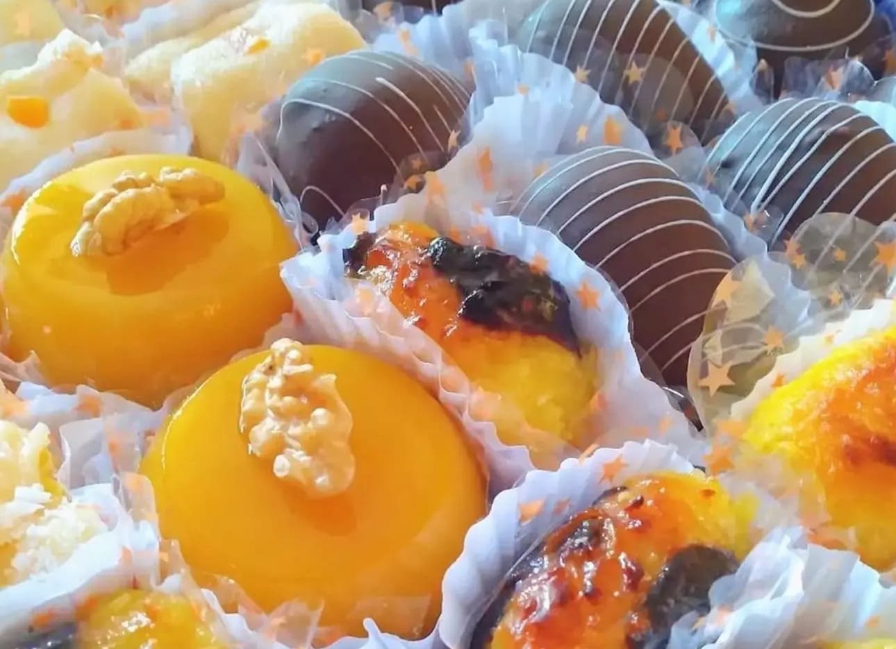 Como a variedade de doces produzidos em Pelotas é grande, os visitantes encontram desde clássicos como camafeu e quindim até criações inovadoras que surpreendem o paladar. A diversidade reflete a riqueza cultural da cidade e a capacidade de reinventar tradições sem perder a essência. 