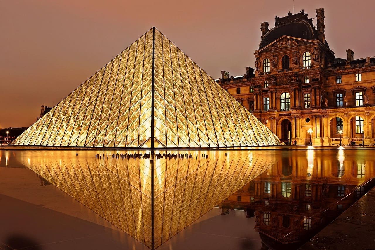 O projeto da pirâmide foi inicialmente alvo de polêmicas, pois muitos franceses consideravam inadequado inserir uma estrutura moderna em meio ao palácio histórico. A crítica se baseava no contraste entre o vidro e o estilo renascentista do Louvre, visto como uma afronta ao patrimônio. Com o tempo, no entanto, a obra passou a ser reconhecida como uma solução funcional e estética, trazendo luz natural ao hall subterrâneo e melhorando a experiência dos visitantes, além de se tornar ponto de encontr