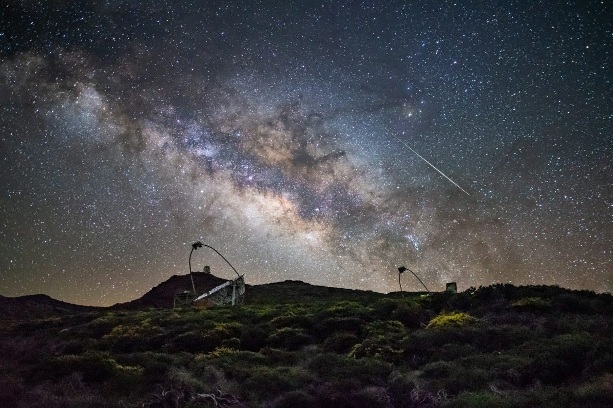 Graças à baixa poluição luminosa, La Palma recebeu reconhecimento internacional como destino privilegiado para observação do céu noturno. A economia local combina turismo, agricultura e serviços. Entre os principais produtos agrícolas estão bananas, abacates, uvas e outras frutas cultivadas em encostas férteis.