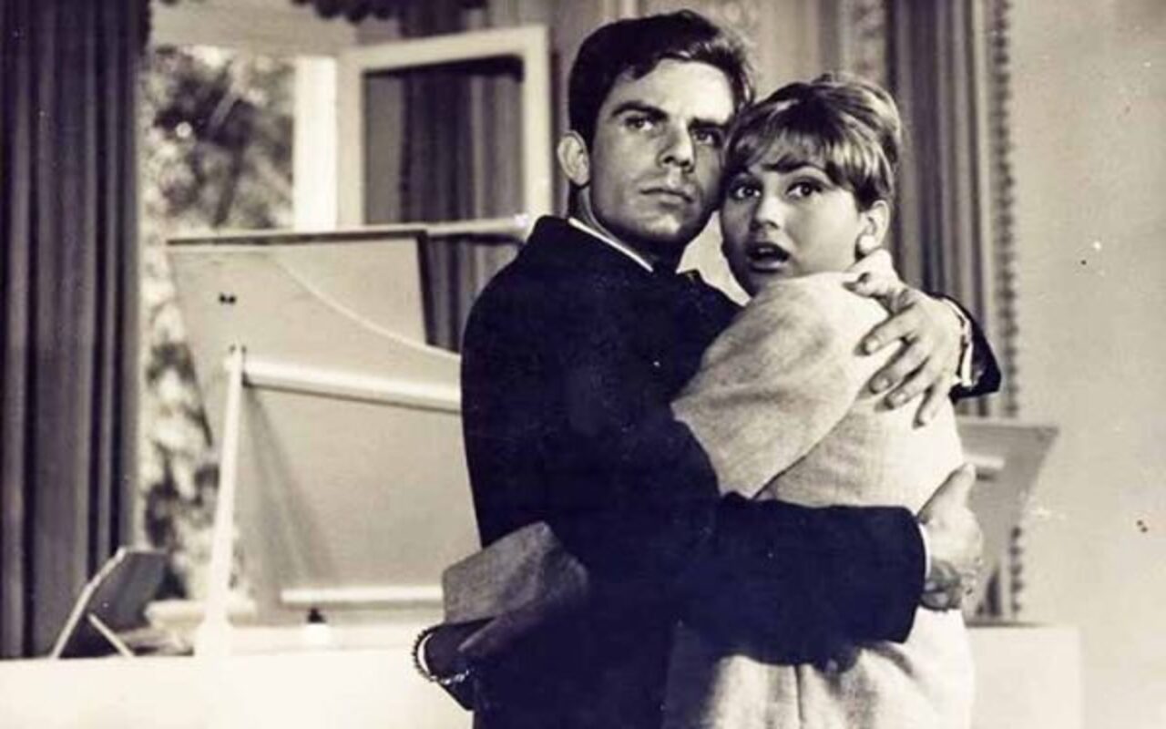 Ele foi protagonista da primeira novela exibida pela Globo, “Ilusões Perdidas”, escrita por Enia Petri, em 1965. O folhetim ainda teve no elenco nomes como Norma Blum, Leila Diniz, Osmar Prado e Emiliano Queiroz. 

