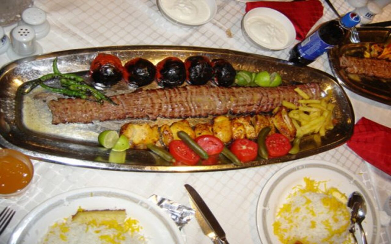 Outro traço marcante é a culinária, conhecida pelo uso de ervas frescas, arroz aromático e combinações de sabores doces e ácidos, elementos que revelam a posição estratégica da Pérsia nas antigas rotas comerciais pelo mundo.
