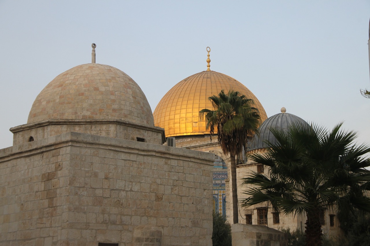 A Mesquita Al-Aqsa é administrada pelo Waqf islâmico, responsável pela manutenção e preservação do espaço. A gestão garante que o local continue sendo usado para oração e estudo religioso, mantendo sua vitalidade. O trabalho de preservação é visto como responsabilidade coletiva da comunidade muçulmana e de seus líderes espirituais.