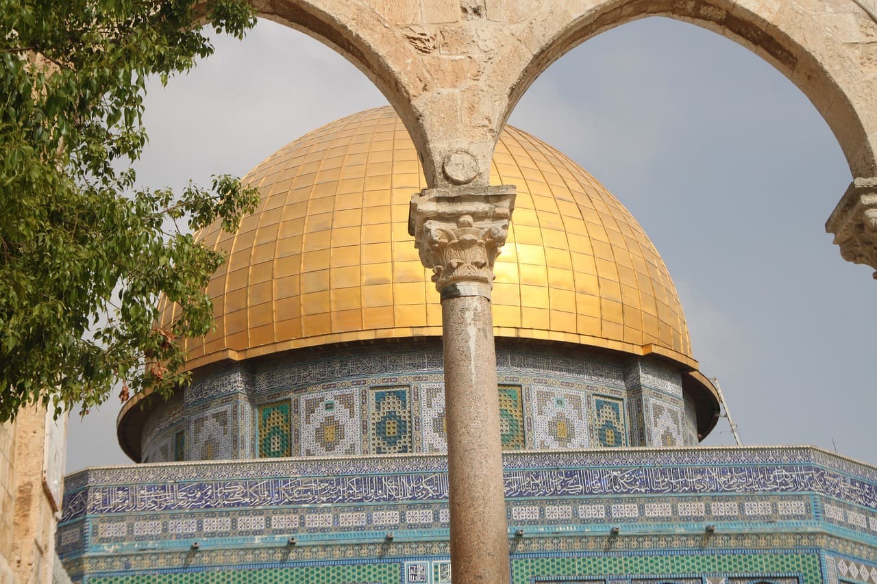 O Domo da Rocha, com sua cúpula dourada, é frequentemente confundido com a Mesquita Al-Aqsa. São construções distintas que compartilham o mesmo complexo sagrado e complementam sua grandiosidade. Juntas, representam símbolos centrais da fé islâmica em Jerusalém e reforçam a espiritualidade da cidade, tornando-se ícones universais.
