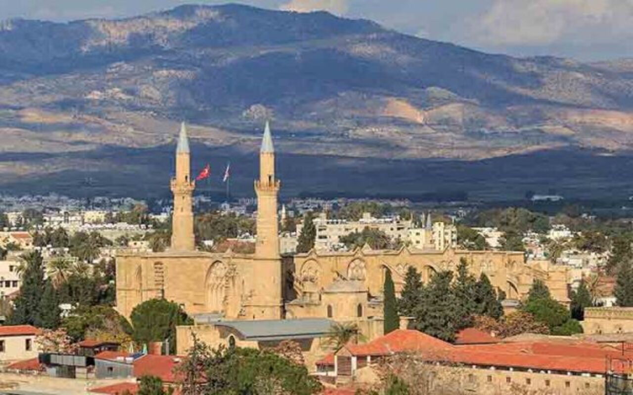 No lado norte, mesquitas históricas como a antiga Catedral de Santa Sofia, atual Mesquita Selimiye, testemunham a herança islâmica e medieval da cidade. Mercados populares e hotéis restaurados mantêm viva a atmosfera oriental.<
