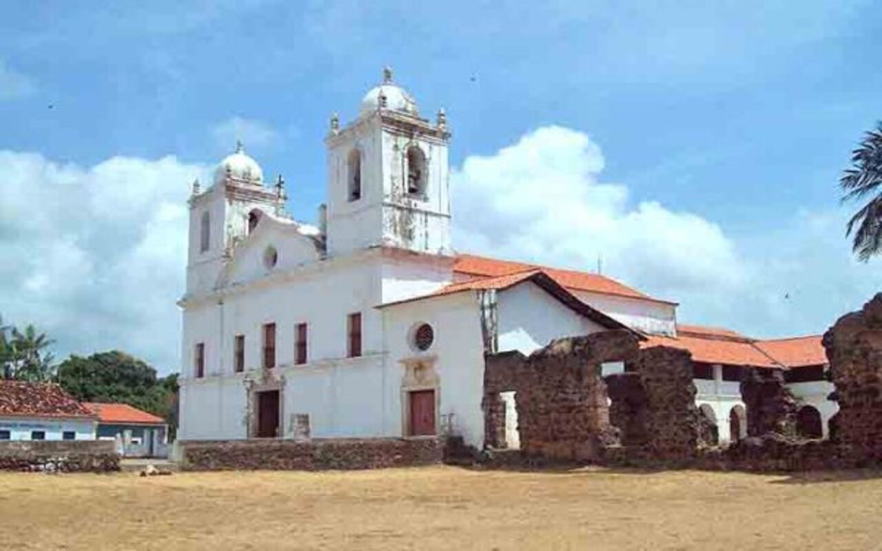 Alcântara abriga atualmente mais de 300 edificações coloniais, muitas delas tombadas, o que transforma o município em um verdadeiro museu a céu aberto, apesar do estado de abandono de muitas dessas estruturas. 
