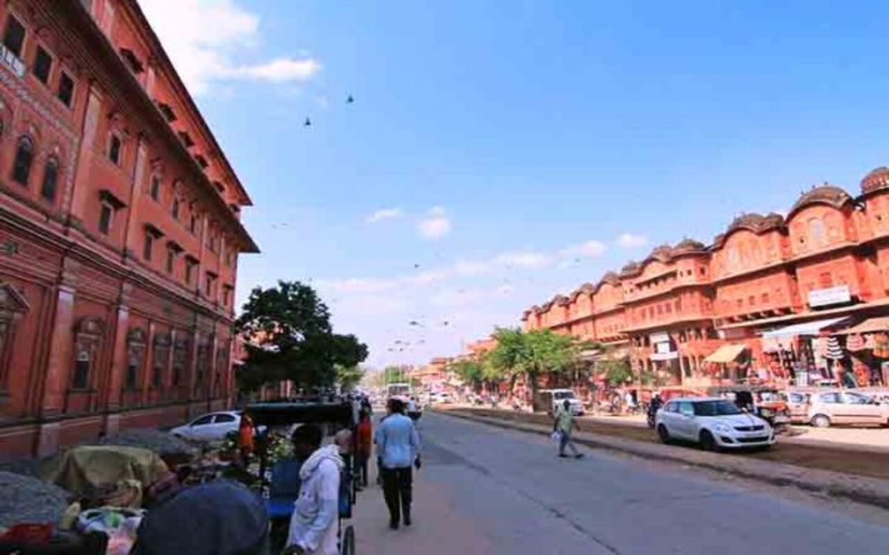 Um traço distintivo de Jaipur foi o fato de ter sido planejada, a primeira da Índia construída dessa forma. O seu desenho urbano, com princípios inspirados em textos clássicos da arquitetura indiana, contou com ruas largas e quadras organizadas. 

