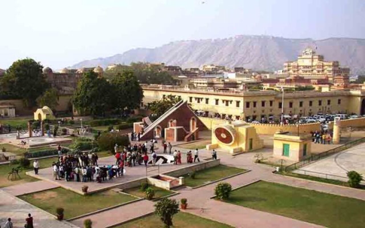 Outro destaque é Jantar Mantar. Trata-se de um complexo de instrumentos astronômicos do século 18 reconhecido como Patrimônio Mundial da UNESCO. 
