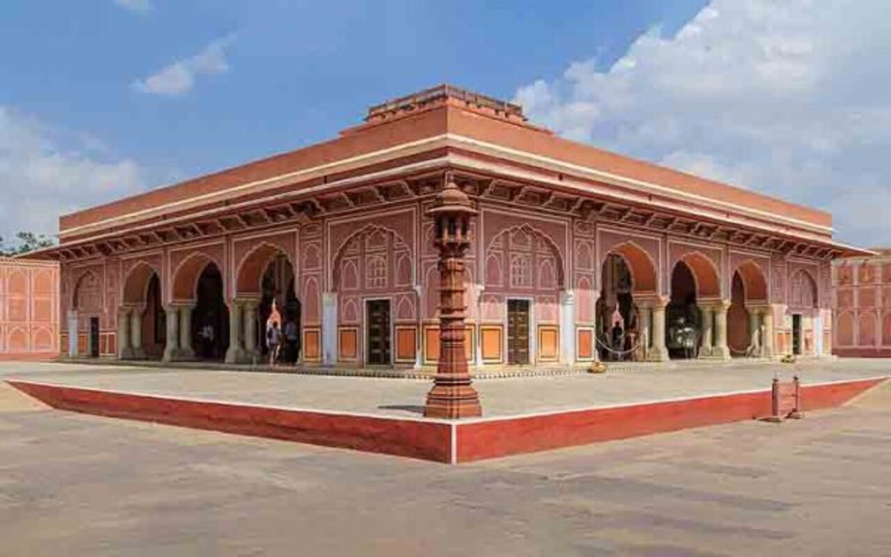 O City Palace, que ainda é parte da residência da família real de Jaipur, e fortalezas como o Forte de Amber e o Forte de Nahargarth reforçam o passado militar e aristocrático da região.
