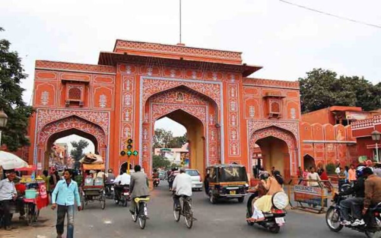 Jaipur, localizada no noroeste da Índia, tem história e estética singulares que a tornaram mundialmente conhecida como a “Cidade Rosa”. Fundada em 1727 pelo marajá Sawai Jai Singh II, a cidade destaca-se pelo planejamento urbano inovador para a época e por seus edifícios em tons rosados. Além de seus palácios e fortalezas, Jaipur é um importante centro cultural, atraindo milhões de visitantes interessados em sua arquitetura, artesanato e tradições centenárias. 
 -  (crédito: Reprodução do Flickr pablo.rossello)