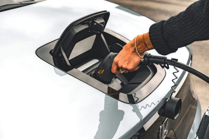 Carro elétrico, foto NEUTRA – JUICE/Unsplash