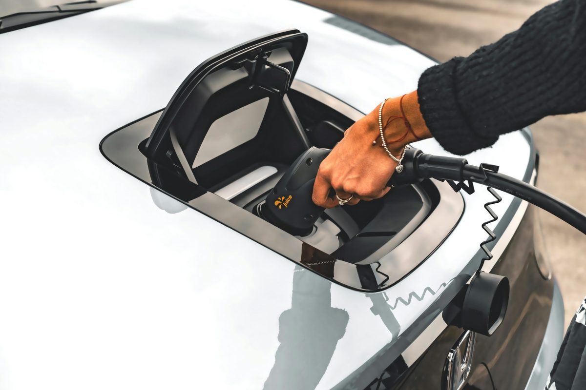 A reciclagem adequada desses equipamentos também possui relevância econômica. As baterias contêm materiais valiosos que podem retornar à cadeia produtiva quando recuperados corretamente. Especialistas apontam que os benefícios climáticos obtidos com a redução do uso de combustíveis fósseis poderiam ser anulados caso o passivo ambiental dessas baterias ficasse sem controle.