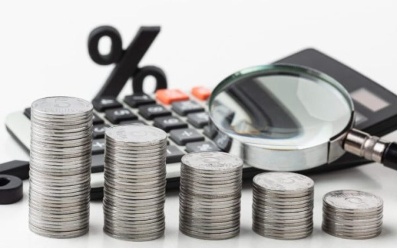O empréstimo consignado é uma das modalidades de crédito mais utilizadas por aposentados devido às taxas de juros mais baixas em comparação com outras linhas oferecidas pelos bancos. Isso acontece porque o desconto das parcelas é feito diretamente na folha de pagamento do benefício, reduzindo o risco de inadimplência para as instituições financeiras.