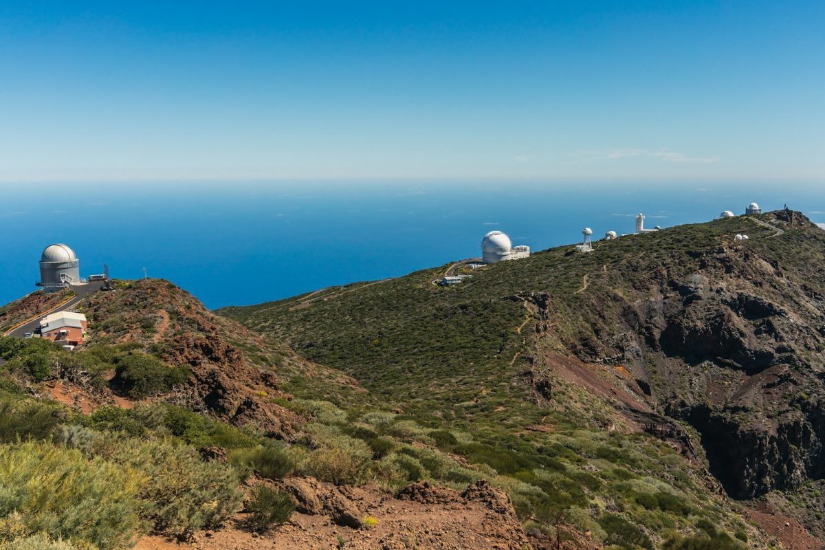 Outro destaque é o Roque de los Muchachos, ponto mais alto da ilha, com mais de 2.400 metros de altitude, de onde é possível observar o mar de nuvens e boa parte do arquipélago em dias claros. O local também abriga um dos mais importantes complexos astronômicos do mundo, o Observatorio del Roque de los Muchachos.