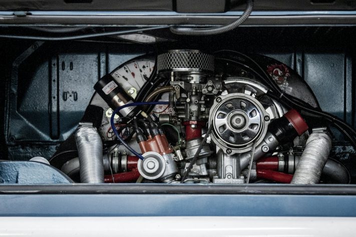 Motor de carro, foto NEUTRA - lee attwood/Unsplash