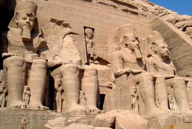 A maravilha de Abu Simbel: templos esculpidos direto na rocha