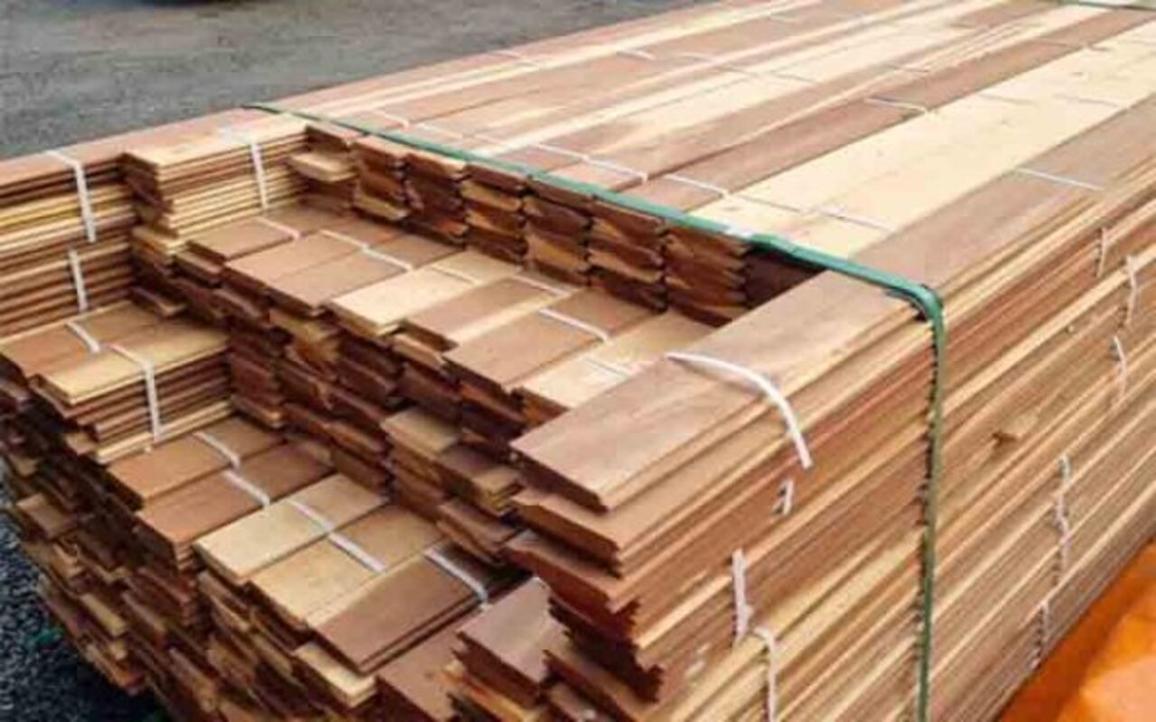No universo da marcenaria e do acabamento, a aplicação de verniz é uma etapa essencial para proteger e valorizar a madeira. No entanto, nem todas as espécies respondem da mesma forma a esse tipo de tratamento. Algumas apresentam baixa aderência ao verniz, o que pode comprometer o resultado estético e a durabilidade da peça, exigindo técnicas específicas ou até a escolha de outros produtos de acabamento. Entre os principais fatores que dificultam a fixação do verniz está a presença de óleos natur -  (crédito: Reprodução do Instagram @idealmadeiras_nh)