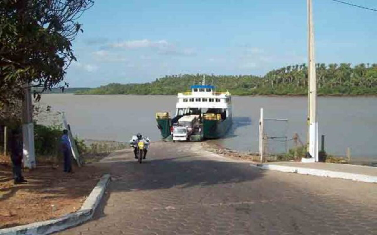 Na costa maranhense, Alcântara está a cerca de 30 quilômetros de São Luís, capital do estado, do outro lado da Baía de São Marcos. Fundada durante o período colonial, a cidade tornou-se um dos principais centros econômicos do Maranhão a partir do século 18, graças à economia do açúcar e, depois, do algodão.
