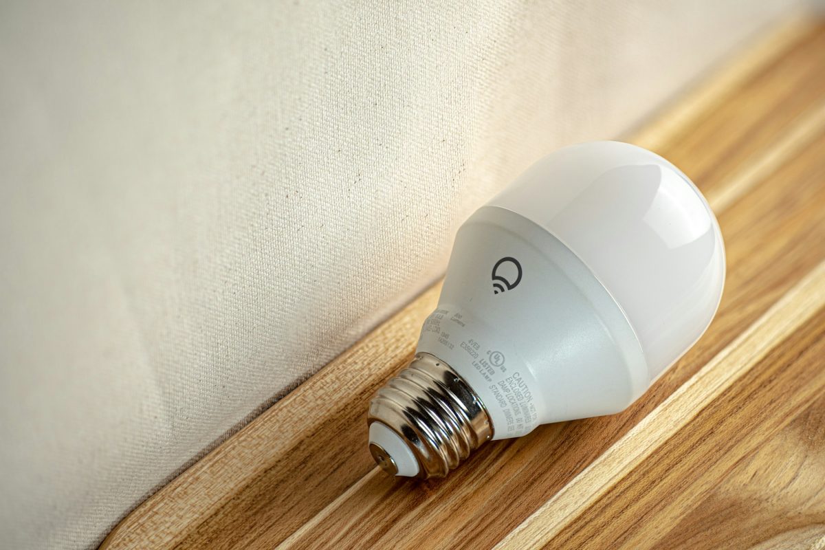 A escolha da lâmpada ideal depende do ambiente, da intensidade de luz desejada e do consumo de energia. Atualmente, as lâmpadas de LED são as mais recomendadas por combinarem boa iluminação, longa durabilidade e baixo gasto de eletricidade. -  (crédito: Marcus Urbenz/Unsplash)
