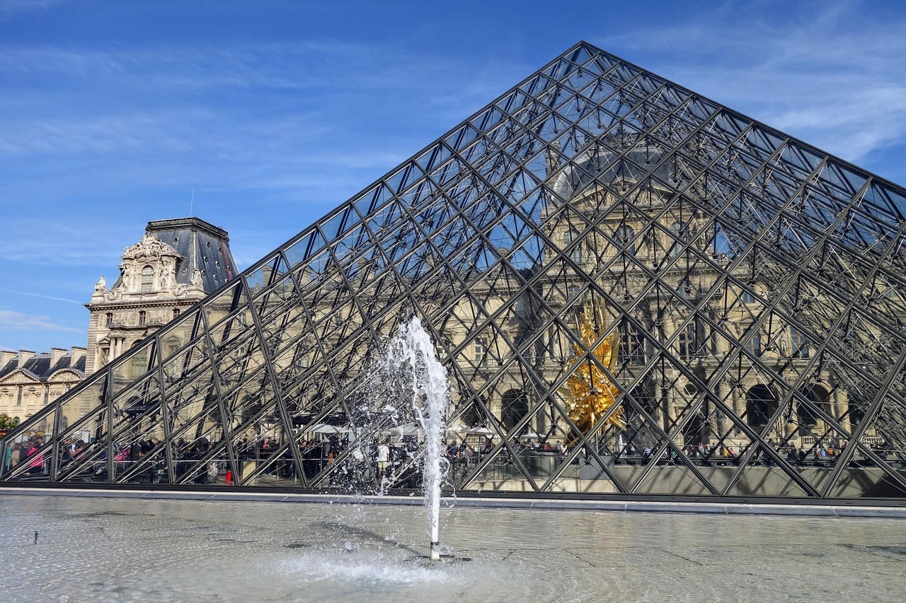 A pirâmide do Louvre inspirou outras construções semelhantes em diferentes partes do mundo. Sua forma geométrica e simbólica foi replicada em projetos culturais e comerciais, mostrando como uma obra pode transcender seu espaço original. Muitos arquitetos viram nela um exemplo de como unir tradição e modernidade. Essa influência reforça Paris como capital da inovação arquitetônica. 