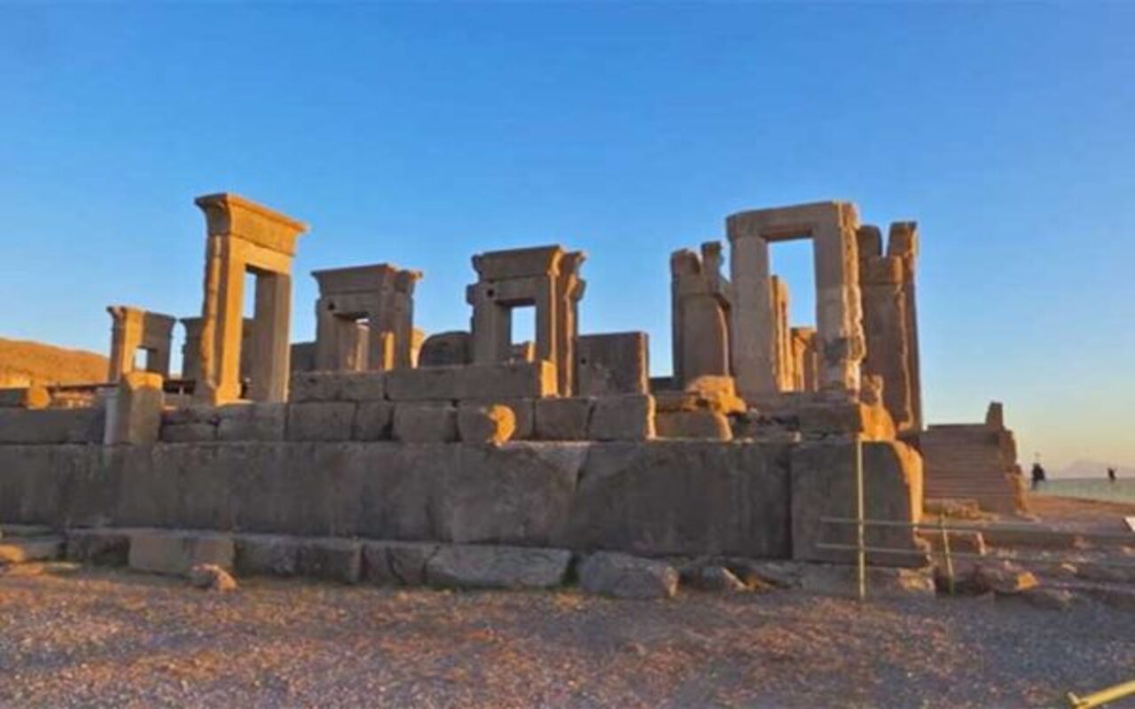 A capital cerimonial do império, Persépolis, simbolizava o esplendor aquemênida. Erguida com colunas monumentais e relevos detalhados, a cidade recebia delegações de diferentes povos submetidos ao império, que levavam tributos ao soberano. As esculturas retratam essa diversidade étnica e cultural, evidenciando a extensão territorial persa. Em 330 a.C., Persépolis foi saqueada e incendiada pelas tropas de Alexandre, o Grande, evento que marcou o declínio do domínio aquemênida.
