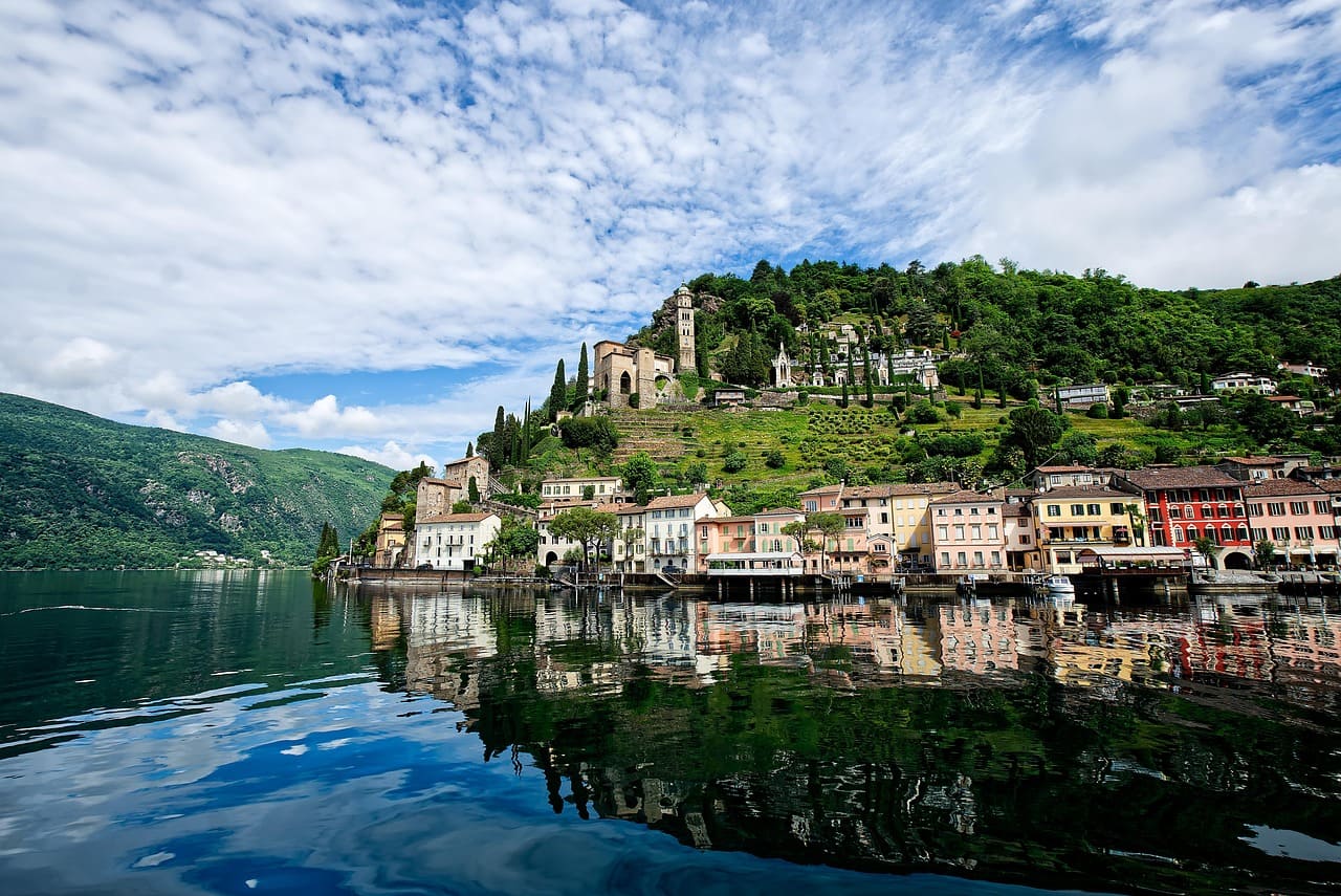 Lugano é reconhecida como um dos centros financeiros mais importantes da Suíça. Bancos, empresas e instituições internacionais têm sede na cidade, reforçando sua relevância econômica. Essa vocação financeira convive com o turismo e a cultura, criando uma identidade multifacetada e consolidando Lugano como polo estratégico na Europa, especialmente na região do Ticino.