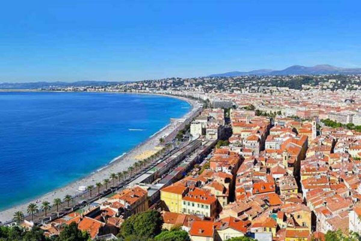 A cidade de Nice é um dos principais destinos turísticos da França, em geral ficando apenas atrás de Paris. E ela tem como principal cartão-postal a avenida costeira Promenade des Anglais. Ao longo dessa orla, o mar Mediterrâneo se encontra com uma extensa faixa de calçadão, muito procurada para caminhadas, esportes e lazer. A região também concentra hotéis, cafés e praias, sendo um dos pontos mais movimentados da Riviera Francesa durante todo o ano. 
 -  (crédito: Tobi 87/Wikimedia Commons)