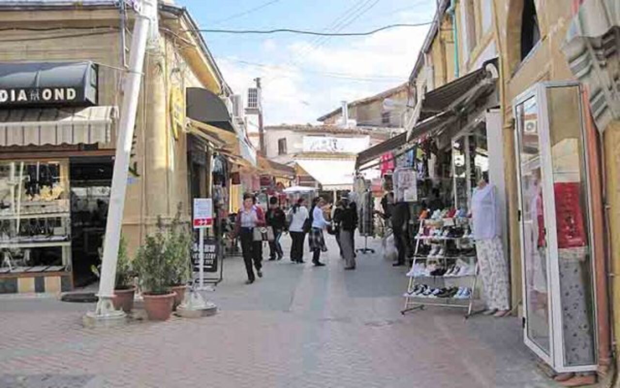 A travessia entre as duas partes tornou-se mais acessível a partir de 2003, quando alguns postos de controle foram abertos, especialmente na movimentada Rua Ledra. Desde então, moradores e turistas podem circular mediante a apresentação de documentos, o que trouxe nova dinâmica social e econômica ao centro urbano.