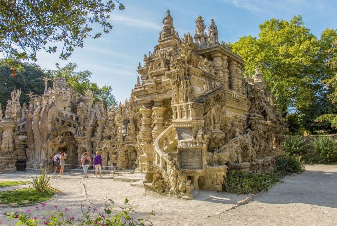Levou 33 anos! Um carteiro transformou pedras recolhidas na estrada em um monumento histórico na França